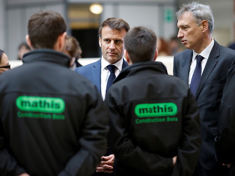 Emmanuel Macron hué en Alsace pour son premier bain de foule