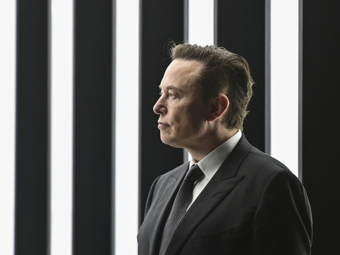 Elon Musk amplifie la désinformation sur son réseau social Twitter