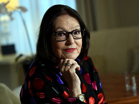 Des lunettes et des robes de Nana Mouskouri aux enchères
