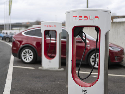 Les bénéfices de Tesla lestés par la baisse des prix des voitures