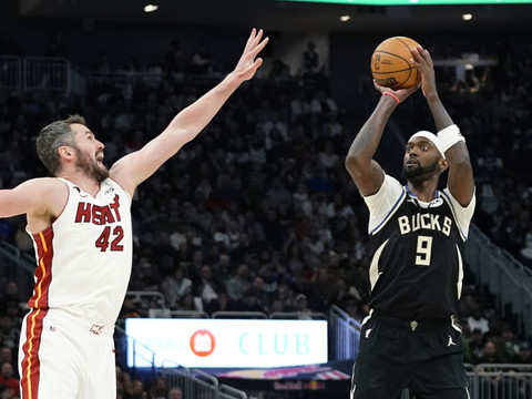Les Bucks égalisent à 1-1 face à Miami