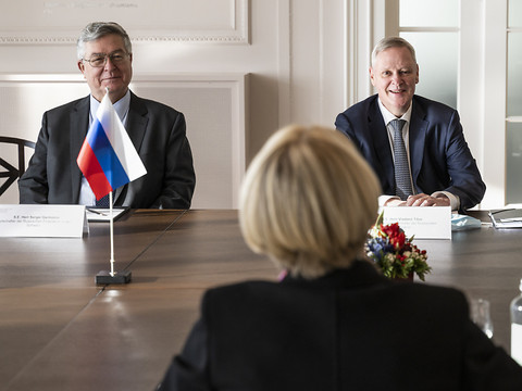 Menaces contre un journaliste suisse: ambassadeur russe convoqué
