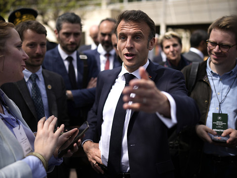 Macron cajole les enseignants, manifestants tenus à distance
