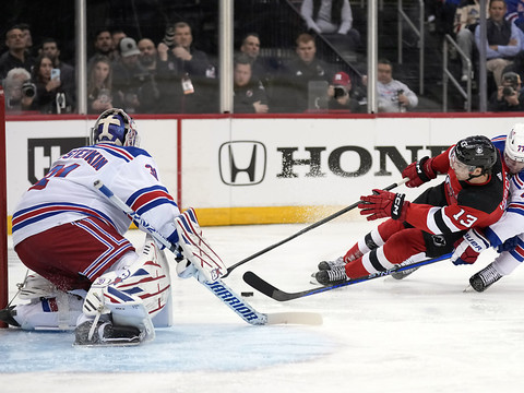 Les Devils dos au mur face aux Rangers