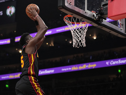 Les Hawks débloquent leur compteur