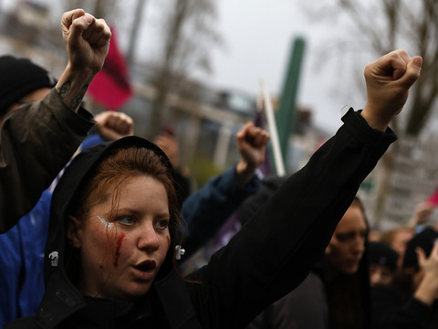 Manifestation contre un projet d'autoroute, sous haute surveillance