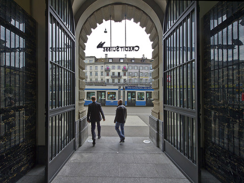 Credit Suisse essuie encore des reflux d'argent au premier partiel