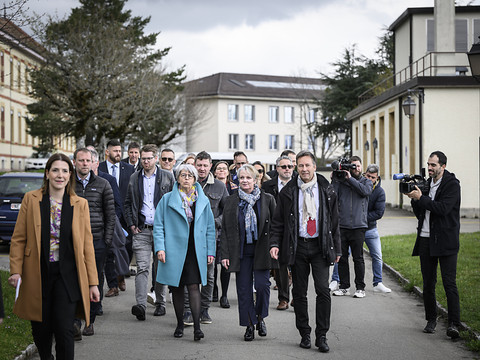 Elisabeth Baume-Schneider au centre pour requérants de Boudry (NE)