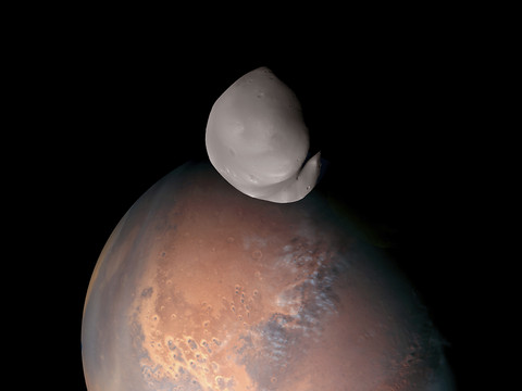 La petite lune martienne Deimos vue de près par la sonde émiratie