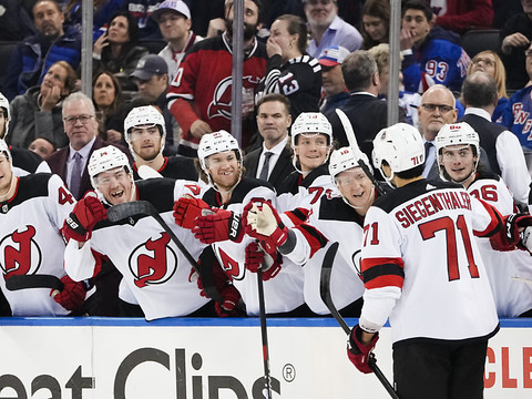 Siegenthaler brille, les Devils égalisent