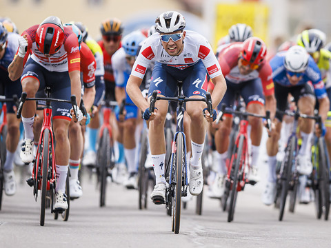 La 1re étape et le maillot jaune pour Ethan Vernon