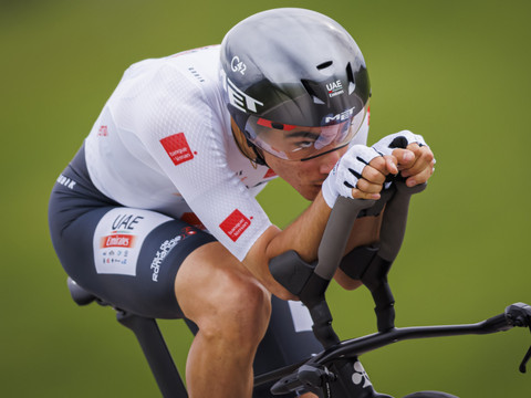 Ayuso gagne le chrono et prend le maillot