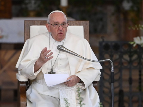 Le pape prêche contre 