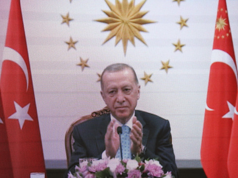 Erdogan réapparaît en public après trois jours d'éclipse