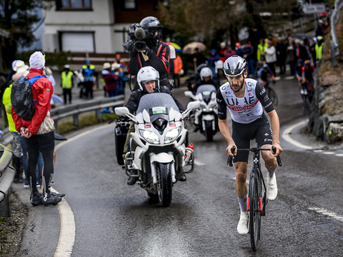 Adam Yates dompte la montée de Thyon et prend le jaune