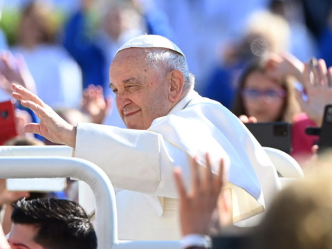En Hongrie, ultime appel du pape à 