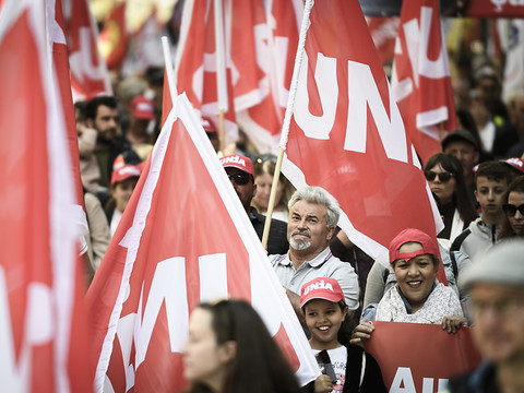 1er Mai: des milliers de manifestants réclament l'égalité et une hausse des salaires