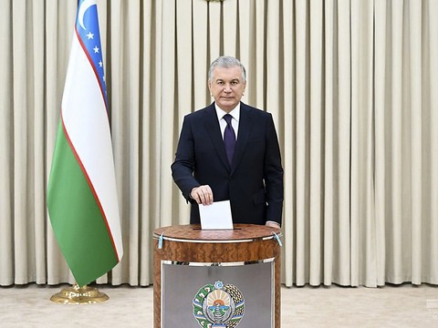 Ouzbékistan : la nouvelle Constitution pour renforcer le président largement approuvée