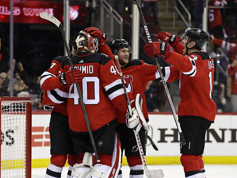 Les Devils qualifiés, Akira Schmid héroïque