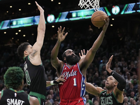 Un Harden vintage offre le 1er match aux Sixers chez les Celtics