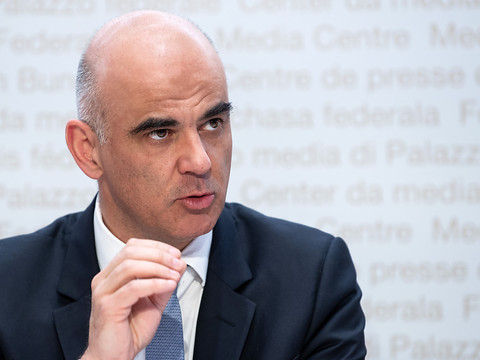 Alain Berset défend la loi Covid face à un virus 
