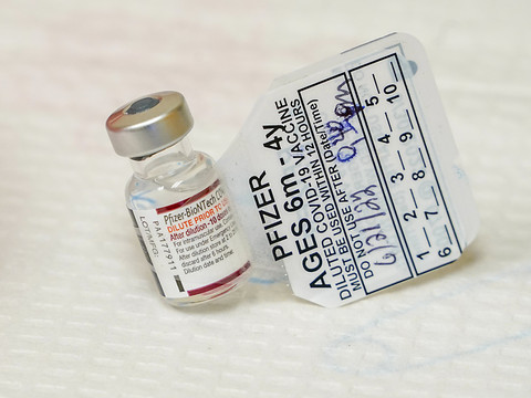Pfizer: chute des ventes liées au Covid mais prévisions dépassées