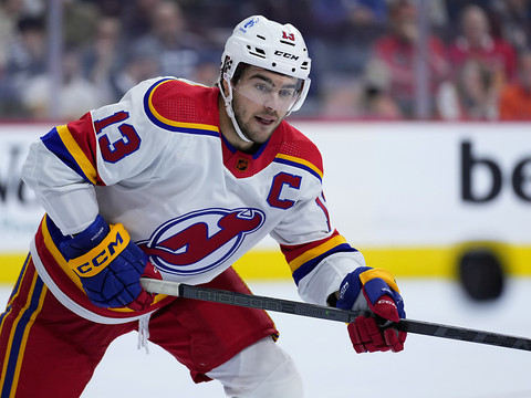 Nico Hischier finaliste du Frank J. Selke Trophy