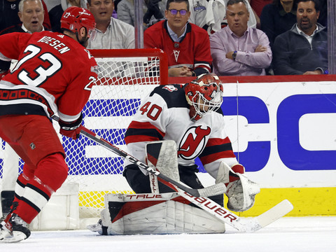 Akira Schmid et les Devils dépassés à Raleigh