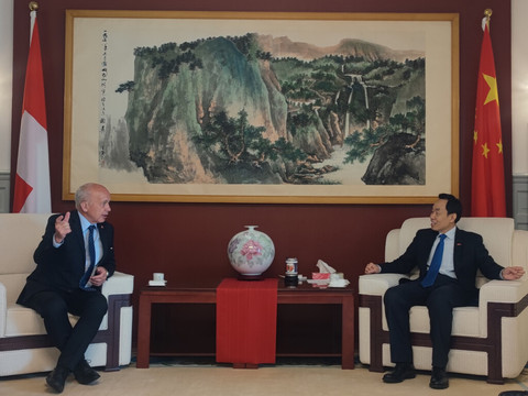 L'ex-conseiller fédéral Ueli Maurer reçu à l'ambassade de Chine