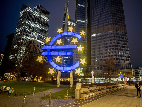 Zone euro: la BCE relève ses taux de 0,25 point, ralentit le rythme