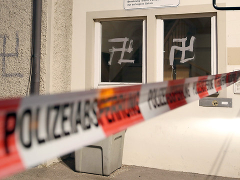Le National pour interdire les symboles nazis