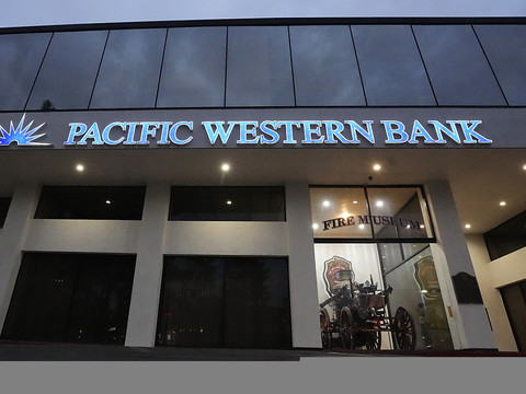 La banque américaine PacWest prise pour cible à Wall Street