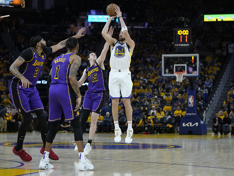 Golden State égalise face aux Lakers