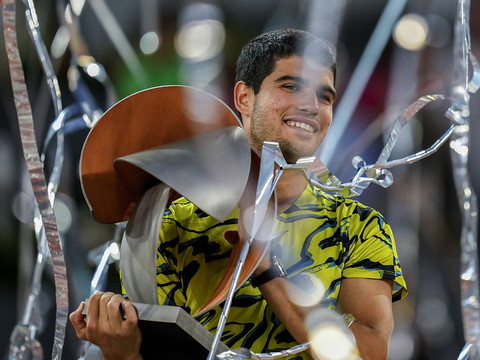 Alcaraz conserve son titre à Madrid en battant Struff