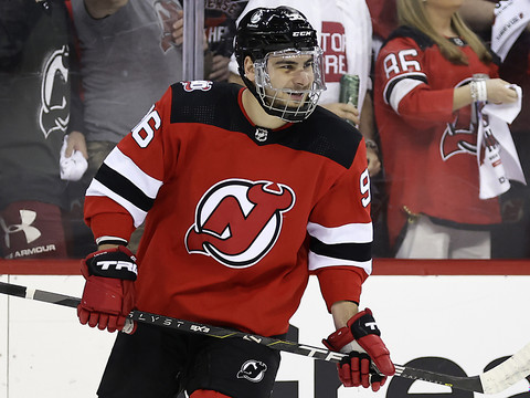 Les Devils s'imposent 8-4 et reviennent à 1-2 face aux Canes
