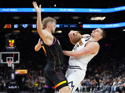 Phoenix survit à 53 points de Jokic