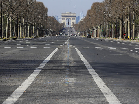Une dictée sur les Champs-Elysées début juin