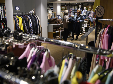 Le Parlement valaisan accepte une ouverture prolongée des magasins