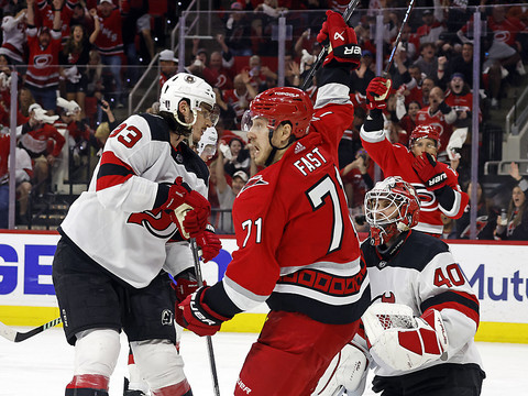 Les Devils sortis par les Hurricanes