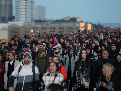Des manifestants bloquent une autoroute après des tueries de masse
