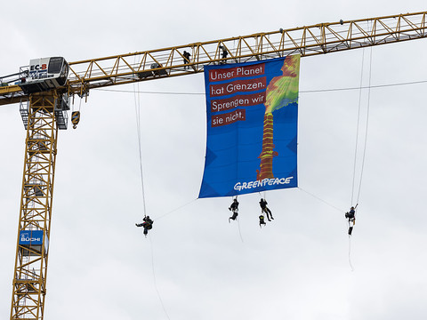 Des membres de Greenpeace ont grimpé sur une grue