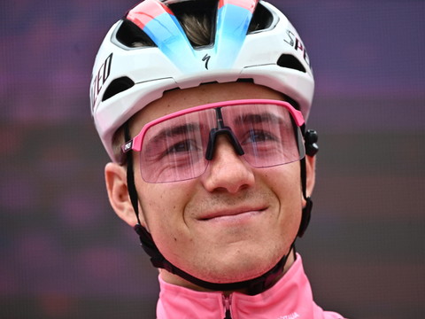 Evenepoel prend l'hélicoptère, l'UCI se fâche