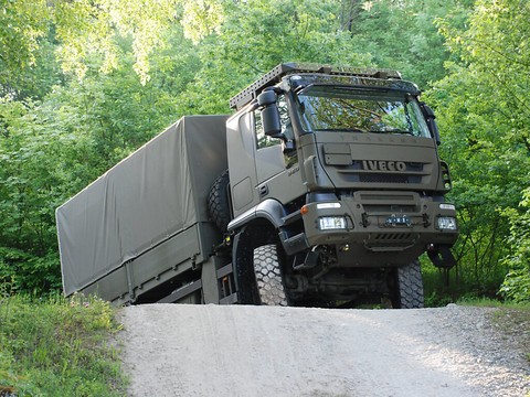 Un camion militaire se renverse dans le Jura bernois