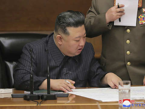 Kim Jong Un inspecte le premier satellite espion nord-coréen