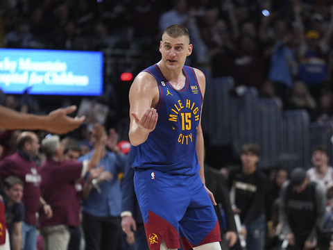 Nikola Jokic terrasse les Lakers
