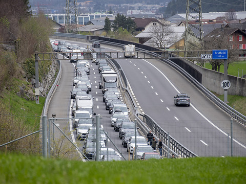 Bouchons et ralentissements sur les routes suisses ce jeudi