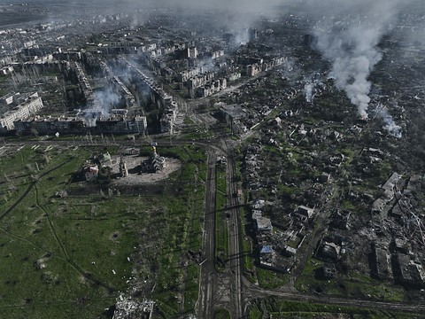 Moscou revendique la capture de Bakhmout, Kiev dit encore se battre