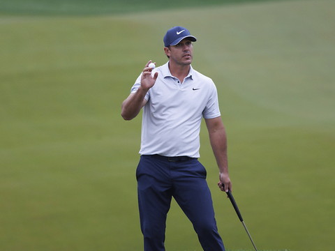 Sourd aux huées, Brooks Koepka pointe en tête