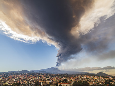 L'Etna crache des cendres, fermeture de l'aéroport de Catane