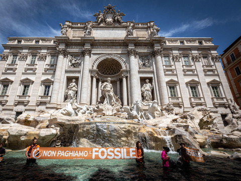 Des militants écologistes noircissent l'eau de la fontaine de Trevi